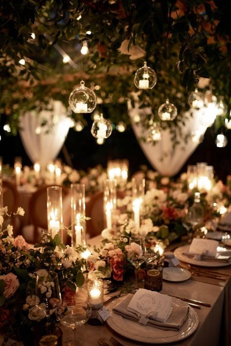 Estate Wedding Decor, Moody Romantic Wedding Decor, Mirco Wedding, Fall Vineyard Wedding, Romantic Dinner Setting, Neutral Wedding Decor, Classic Romantic Wedding, Fall Wedding Tables, Romantic Theme Wedding