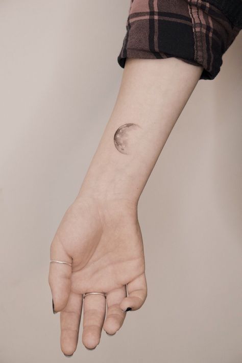 Realistic Moon Tattoo, Luna Tattoo, Small Moon Tattoos, Full Moon Tattoo, Petit Tattoo, Crescent Moon Tattoo, Moon Tattoo Designs, Small Hand Tattoos, Discreet Tattoos