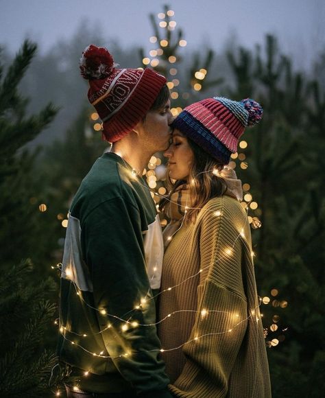 Christmas Tree Decorating Photoshoot, Couple Christmas Photoshoot Ideas, Christmas Family Photo Ideas, Couples Holiday Photos, Christmas Lights Photoshoot, Couples Xmas, Shooting Photo Couple, Outdoor Christmas Photos, Christmas Engagement Photos