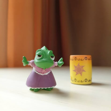 Pascal and Lantern #sunnysideup #DisneyTangled #Tangled #Rapunzel #TKsCorner #TKcorner2018 #Disney #Disneyprincess #DisneyCollection Disney Clay Art, Tangled Ceramic, Rapunzel Gift Ideas, Disney Clay Ideas, Dark Photo Ideas, Pascal Tangled, Rapunzel Pascal, Clay Disney, Rapunzel Birthday Party