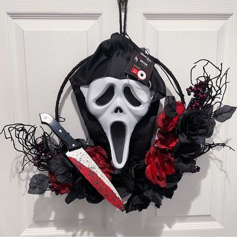 Ghost Face Room Ideas, Ghost Face Wreath, Ghostface Decorations, Halloween Toes, Halloween Witches Brew, Scream Ghostface, Gothic Floral, Witch Boots, Halloween Garden