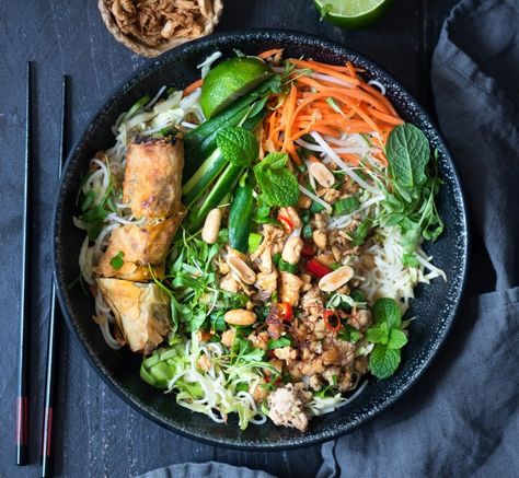 Vietnamese Vegetarian Recipes, Vietnamese Bowls, Vegan Vietnamese Recipes, Vietnamese Tofu Recipes, Vegetarian Vietnamese Recipes, Ivf Meals, Lemongrass Recipes Vegetarian, Lemongrass Tofu Recipe, Vietnamese Noodle Bowl With Grilled Pork