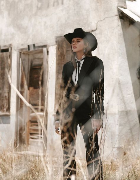 Cowgirl Costume Diy, France October, Valery Kaufman, Western Photoshoot, Cowboy Chic, Trending Hats, Cowboy Aesthetic, Looks Country, Cowgirl Costume