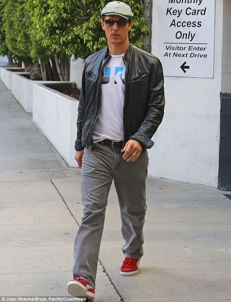 The Newsboy Cap: Matthew McConaughey loves a good hat. Here he shows us how it tops off a casual look. #Fashion #MensHats #BunburyCup Puma Suede Outfit Mens, Puma Suede Outfit, Suede Outfit, Berets Cap, Puma Suede, March 5, Matthew Mcconaughey, Be Thankful, Newsboy Cap