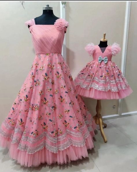 Mom And Daughter Frock Design, Mummy And Daughter Same Dress, Mother Daughter Twinning Dresses, Dresses For Birthday, Long Frocks For Kids, Long Frocks For Girls, Kids Birthday Dresses, Mommy Daughter Dresses, Mom Daughter Matching Dresses