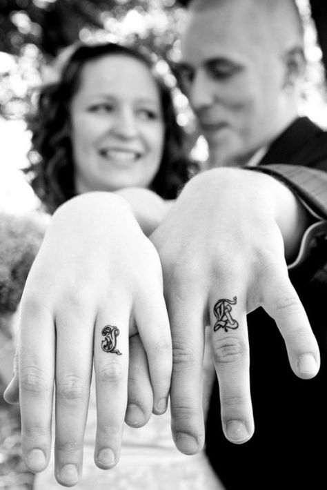 Ehe Tattoo, Engagement Tattoos, Infinity Couple Tattoos, Couple Tattoos Unique Meaningful, Anniversary Tattoo, Ring Tattoo Designs, Wedding Band Tattoo, Tattoo Band, Black And White Rings