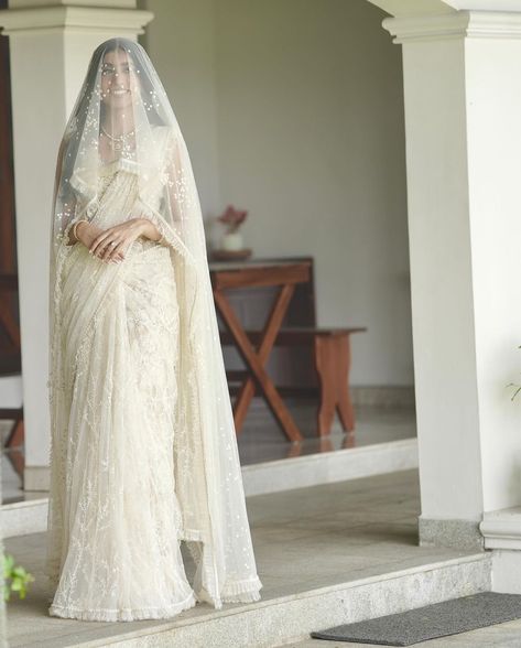 Mughal Wedding Dress, White Saree For Engagement, Indian Wedding Gowns White, Indian Inspired White Wedding Dress, Indian Wedding Christian, Sari With Veil, Christian Wedding Saree Ideas, Christian Bridal Saree With Veil, Nikkah Saree With Veil