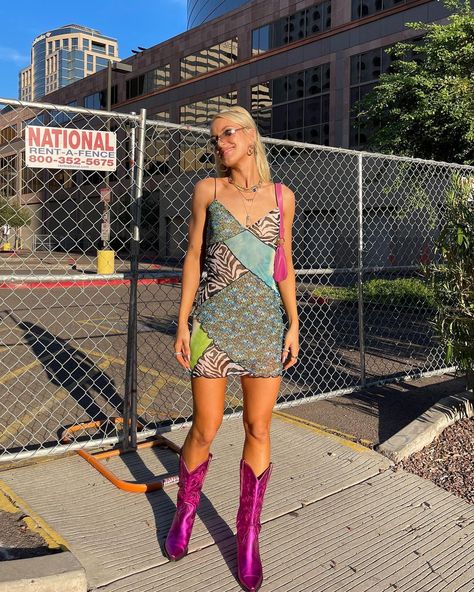 Chrome Cowgirl, Festival Outfit Aesthetic, 60s Inspired Outfits, Coachella 2022, Outfits Colorful, 60 Dress, Cowgirl Boots Outfit, Outfit Everyday, Mixing Patterns