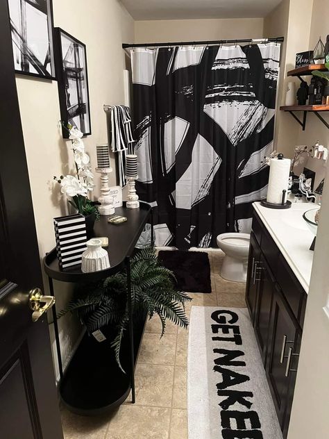 Black And White Bathroom Ideas Apartment, Black Wall Decor Bathroom, Black And White Bathroom With Plants, Black Bathroom Color Schemes, Black Restroom Ideas, Black Themed Bathroom, Black White And Gold Bedroom, White Furniture Decor, Goth Bathroom