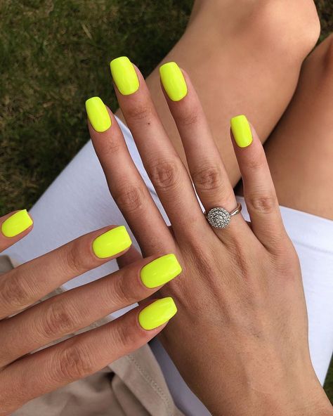 Neon Yellow Acrylic Nails, Yellow Neon Nails, Yellow Nails Summer, Neon Manicure, Yellow Manicure, Neon Yellow Nails, Dry Nails Fast, Neon Acrylic Nails, Unghie Sfumate