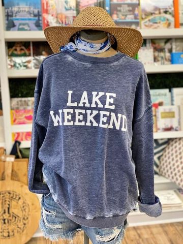 Lake Weekend, Weekend Sweatshirt, Lake Girl, Comfy Chic, Vinyl Shirts, Comfy Sweatshirt, Fleece Sweatshirt, Cute Shirts, Bungalow