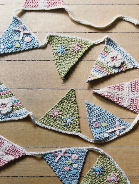 Easy Crochet Bunting Free Pattern, Crochet Garland Pattern, Crochet Spring Garland, Crochet Boho Bunting, Crochet Triangle Bunting, Crochet Bunting Free Pattern Flower Garlands, Crocheting Tutorial, Bunting Crochet, Crochet Hobby