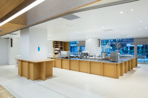 Gallery of Blue Bottle Coffee Shinjuku Cafe / Schemata Architects - 10 Diy Interior Doors, Japan Interior, Blue Cafe, Blue Bottle Coffee, Home Coffee Bar, Lighting Plan, Best Coffee Shop, Retro Interior, Retail Design Blog