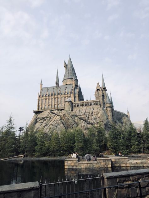 Osaka Japan Universal Studios, Universal Studio Osaka Japan, Universal Studios Tokyo, Universal Studios Japan Aesthetic, Universal Studios Aesthetic, Universal Osaka, Universal Studios Hogwarts, Japan Universal Studios, Harry Potter Japan