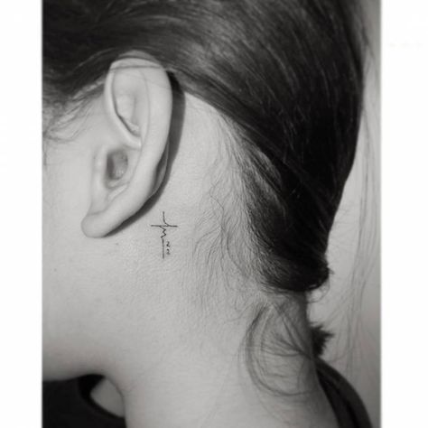 Little Cross Tattoos, Small Cross Tattoos, Tattoos For Women Small Meaningful, Behind Ear Tattoos, Back Of Neck Tattoo, Faith Tattoo, Cross Tattoo Designs, Inspiration Tattoos, Парные Тату