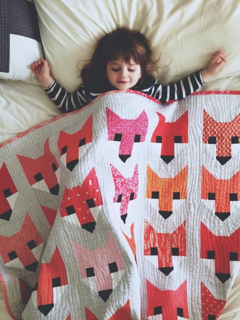 Beautiful "Fancy Fox" quilt by Astrid of Red Red Completely Red. (Pattern by Elizabeth Hartman available here for $10: http://ohfransson.bigcartel.com/product/fancy-fox-quilts-pdf-quilt-pattern Fox Quilt, Diy Couture, Quilt Blanket, Quilt Inspiration, Modern Quilts, Quilt Pattern, Sewing Inspiration, Quilt Sewing, Patchwork Quilts