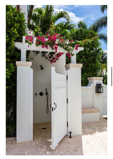 Outdoor Bathroom Decor, Backyard Pool Shower Ideas, Simple Outdoor Bathroom Ideas, Beachy Outdoor Shower Ideas, Outdoor Bathrooms Toilet Pool, Outdoor Shower Ideas Beach, Outdoor Pool Restroom Ideas, Outdoor Shower Backsplash, Outdoor Pool Showers