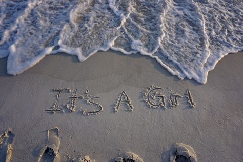 Beach Gender Announcement, Gender Reveal On Beach, Gender Reveal Photoshoot Beach, Ocean Pregnancy Announcement, Gender Reveal Beach, Beach Gender Reveal Ideas, Beach Gender Reveal, Family Pregnancy Photoshoot, Baby Reveal Pictures