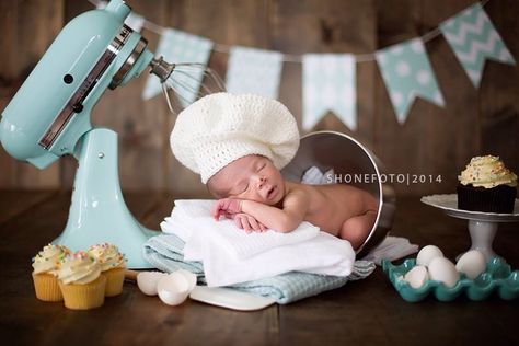 Newborn cooking photo Newborn Baking Photoshoot, Baby Boy Newborn Photography, Cute Babies Photography, Foto Newborn, Baby Christmas Photos, Newborn Photography Poses, Newborn Baby Photoshoot, Baby Props, Baby Boy Photos