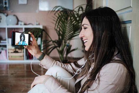 Beautiful woman having video call with friend on smart phone while sitting at home – Stockphoto Chat Sites, Find Friends, 12 Step, Reverse Image Search, Best Friendship, Video Call, Model Release, Live Video, Smart Phone