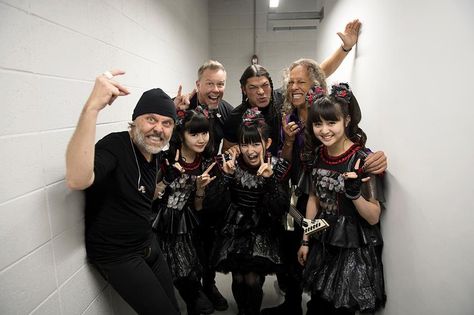 BABYMETAL and MetallicA SEOUL, SOUTH KOREA - JANUARY 11, 2017 Heavy Metal Fashion, Vampire Weekend, Baby Metal, Kirk Hammett, Band Wallpapers, Rock And Roll Bands, Music People, Thrash Metal, Slipknot