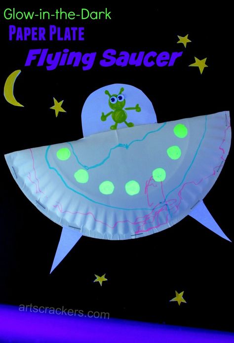 Paper Plate Flying Saucer Craft. Click the picture to view the tutorial and watch it glow! Flying Saucer Craft, Space Transport, Outer Space Crafts, Plate Crafts For Kids, Arts N Crafts, Highlighter Marker, Space Preschool, Space Crafts For Kids, Alien Crafts