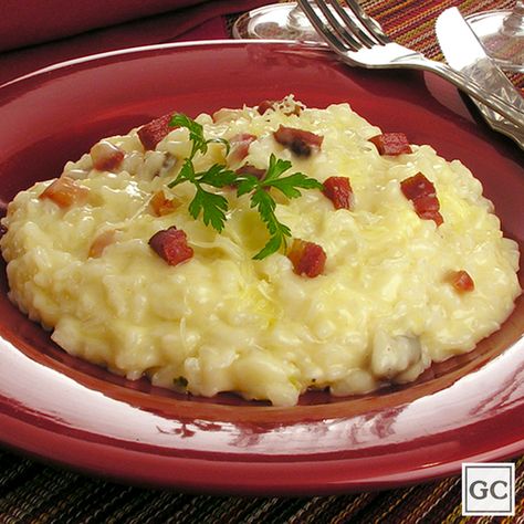 Aproveite essa receita de risoto de queijo com bacon que fica pronto em apenas 30 minutinhos e é uma delícia. Ótima opção para almoço e janta Salty Foods, Culinary Recipes, Beautiful Food, Diy Food, Diy Food Recipes, Cooking Time, Food Lover, Bacon, Vegan Recipes