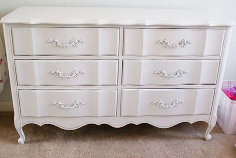 White Vintage Dresser Bedroom, White Vintage Dressers, White Dresser Vintage, Vintage Dresser White, Coquette Drawer, Vintage Dresser Aesthetic, White Dresser Aesthetic, Dresser Coquette, Coquette Dresser