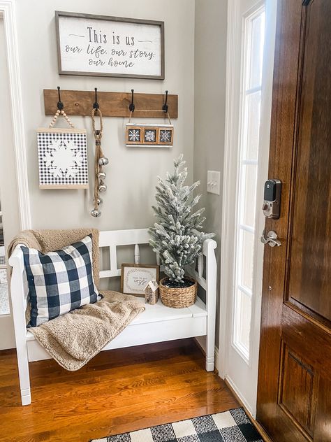 Winter Entryway Decor, Winter Entryway, Narrow Entryway Decor, Entry Way Decor, Winter Decorating Ideas, Entryway Decorating, Diy Farmhouse Ideas, Entryway Decor Small, Christmas Entry