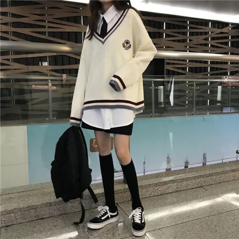 Korean School Outfits, Japanese Uniform, Polo Shirt Girl, Stile Preppy, Sweater Preppy, School Uniform Fashion, School Uniform Outfits, Beige Pullover, Pull Beige