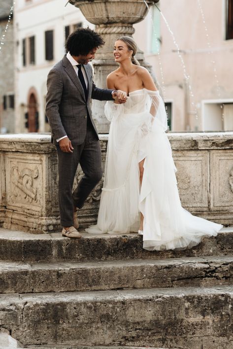 Tuscany elopement shoot S&J | elinenijburg.com Tuscany Elopement Wedding, Italy Elopement Photography, Trevi Fountain Elopement, Tuscany Wedding Photos, Armeria Alena Leena Bridal, Elopement In Tuscany, Destination Wedding Hair, Film Style Photography, Hip Wedding