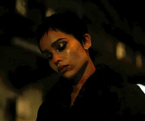 Selina Kyle Zoe Kravitz Makeup, Zoe Kravitz Gif Batman, Zoe Kravitz Catwoman Makeup, Cat Woman The Batman, Selina Kyle Makeup, Zoe Kravitz Selina Kyle, Cat Woman Zoe Kravitz, Selina Kyle The Batman, Zoe Kravitz Batman