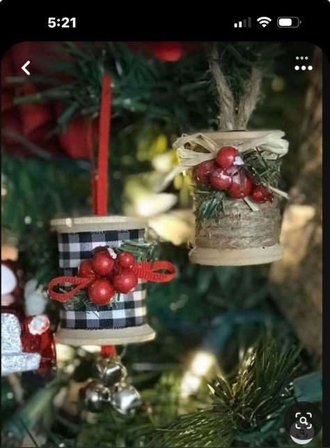 Wood Spools Ideas Diy Projects, Thread Spool Crafts Christmas Ornament, Spool Ornaments Diy, Wooden Thread Spool Christmas Ornaments, Mini Spool Ideas, Wood Spool Ornaments, Thread Spool Ornaments, Thread Spool Crafts, Sewing Ornaments