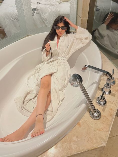 Photo Shoot In Bathtub, Jacuzzi Photoshoot Ideas Women, Hotel Tub Photoshoot, Staycation Photoshoot Ideas, Pose In Bathtub, Bathtub Selfie Ideas, Bathtub Aesthetic Photoshoot, Bathtub Photo Ideas, Bathroom Shoot Ideas