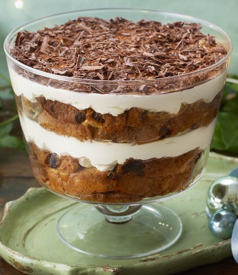 A no-cook Christmas tiramisu with panettone, amaretto and cream is a great alternative pudding. Gingerbread Trifle, Holiday Dessert Recipes Easy, Pumpkin Gingerbread, Easy Holiday Desserts, Chocolate Trifle, Party Food Dessert, Trifle Desserts, Holiday Dessert Recipes, Trifle Recipe