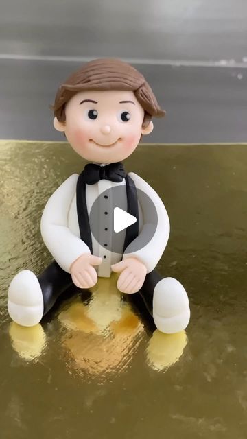 Fondant Person Tutorial, Marzipan Figures Easy, Fondant Man Figure Tutorial, Cute Fondant Cake Ideas, 2year Birthday, Fondant Eyes, Fondant People Tutorial, Sugarpaste Figures, Fondant Man