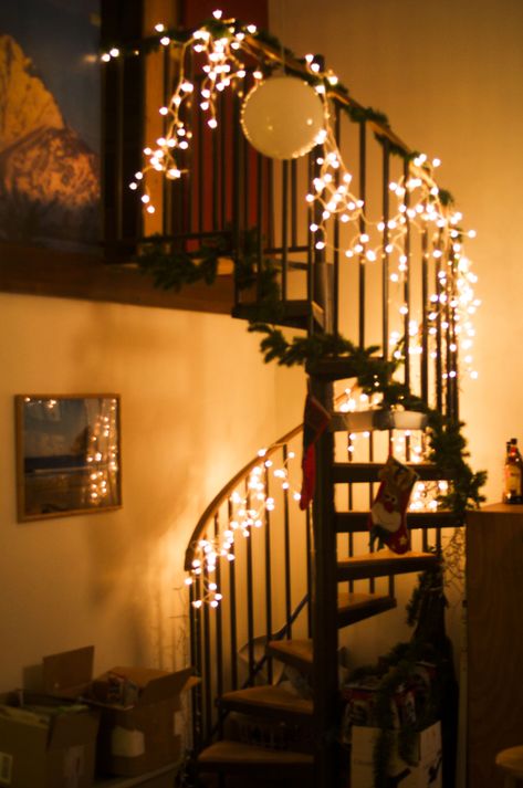 Decorate a spiral staircase for Christmas with icicle lights Spiral Staircase Kits, Home Studio Design, Spiral Stairs Design, Staircase Decor Ideas, Christmas Staircase, Diy Staircase, Staircase Decor, Beautiful Christmas Decorations, Stair Decor