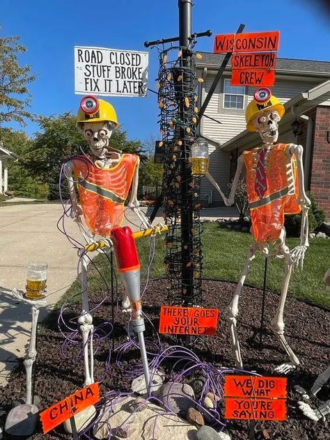 20+ Spooktastic Skeleton Halloween Decoration Ideas for Front Yard - HubPages Yard Skeletons, Skeleton Scenes, Skeleton Ideas, Halloween Skeleton Decorations, Halloween Outside, Graveyard Shift, Casa Halloween, Skeleton Decorations, Halloween Yard Decorations