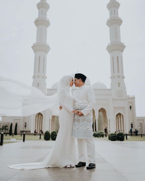 Pose Gambar Kahwin, Masjid Wedding Decor, Malay Wedding Photography Outdoor, Malay Pre Wedding Photoshoot, Masjid Wedding, Nikah Masjid, Wedding Malaysia Muslim, Malay Wedding Photoshoot, Foto Wedding Muslim