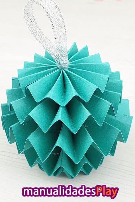 Esta bola navideña de papel es súper fácil de hacer y el resultado es precioso. Para hacerla solo necesitas papel y pegamento.  Puedes utilizarla para colgarla del árbol de Navidad o para ponerla como decoración en cualquier rincón de casa. En el vídeo que dejo en el enlace puedes ver cómo hacer esta bola y además otras tres manualidades navideñas con papel. También puedes echar un vistazo a nuestra página, tenemos muchas más manualidades para hacer fáciles. Origami Ball, Christmas Balls, Wonderful Time, Holiday Crafts, Small Gifts, Origami, Christmas Crafts, Merry Christmas, Amigurumi