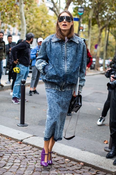 Acid-wash denim trend Acid Wash Jeans Outfit, Wash Jeans Outfit, Denim Street Style, Tommy Ton, Moda Denim, Look Jean, Denim Jacket Outfit, Anna Dello Russo, All Jeans