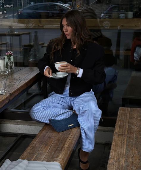 Pyjama Style Trousers Outfit, Blue Striped Pants Outfit Summer, Pyjama Trousers Outfit, Blue Stripe Trousers Outfit, Blue Pajama Pants Outfit, Poplin Pants Outfit, Pyjama Pants Outfit Street Styles, Blue Striped Trousers Outfit, Stripe Trousers Outfit