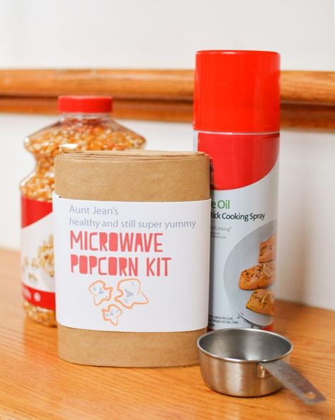 Did you know-- store-bought microwave popcorn is filled with totally unnecessary (and hazardous) chemicals? Make Aunt Jean's Microwave Popcorn Kit: Save Your Loved Ones from Evil Popcorn  - Free Printable Popcorn Maker Gift Basket, Diy Microwave Popcorn, Popcorn Labels, Edible Holiday Gifts, Diy Popcorn, Movie Popcorn, Kids Movie, Masters Gift, Popcorn Gift