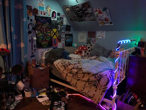 #bedroom #stlye #grunge #mecore #cool 80s Grunge Room, 90’s Room, 80s Grunge, Dads Room, Nice Rooms, Room Redesign, Room Stuff, Grunge Room, Black Lagoon