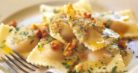 Prawn & Crab Ravioli Recipe Goat Cheese Ravioli, Walnut Sauce, Mushroom Ravioli, Pumpkin Ravioli, Butternut Squash Ravioli, Easy Lasagna Recipe, Dinner Show, Ravioli Recipe, Cheese Ravioli