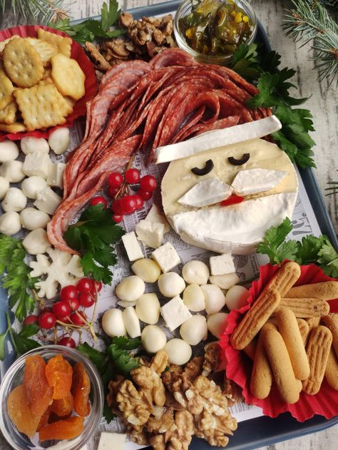 This festive Santa charcuterie board with brie cheese features an arrangement of artisanal cheeses shaped like Santa's sweet face and complemented by cured meats arranged in the shape of his red hat. This Santa meat and cheese platter is the best Christmas charcuterie board! Kids and adults alike will love this fun Santa face charcuterie! Charcuterie Board With Brie, Charcuterie Board Kids, Charcuterie Board For Christmas, Santa Charcuterie Board, Meat And Cheese Platter, Christmas Pasta, Christmas Cheese Boards, Christmas Diy Food, Christmas Charcuterie Board