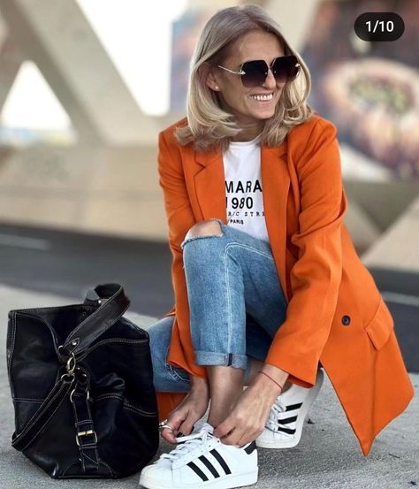 Outfits Con Blazer Naranja, Orange Blazer Outfits, Blazer Sneakers, Orange Outfits, Looks Jeans, Orange Blazer, Orange Outfit, Blazer Outfit, Outfit Mujer