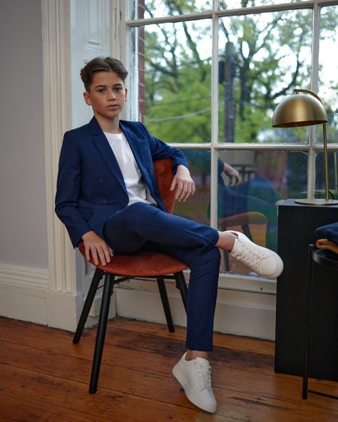 Boys Suit Outfit Ideas, Outfit Navidad, Formal Boys Outfit, Boys Formal, Yearbook Themes, Teen Money, The Morgan, Navy Suit, Boys Fashion