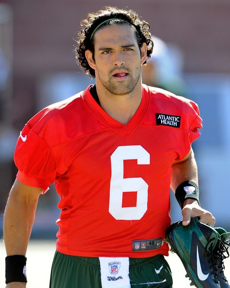 Jets quarterback Mark Sanchez turned to a headband to tame his mane. Blonde Hair Guy, Mark Sanchez, Men Blonde Hair, The Jets, Nfl Players, New York Jets, Blonde Hair, Nfl, Sports Jersey