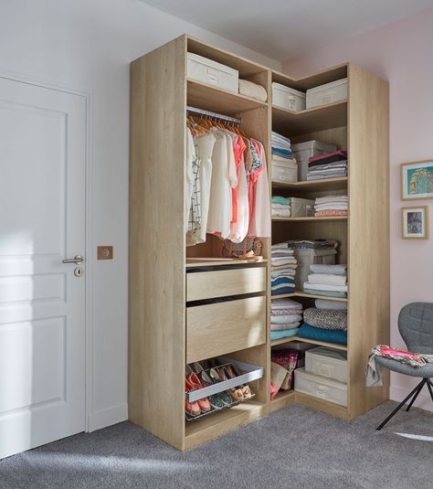 Dressing d'angle Castorama : Comment aménager un dressing d'angle ? - Journal des Femmes Dressing Angle, Diy Kast, Ikea Closet Hack, Old Closet Doors, Closet Door Handles, Corner Closet, Bedroom Wardrobe Design, Small Closet Space, Ikea Closet